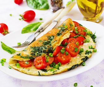 Breakfast: Scrambled Eggs with Spinach & Tomatoes